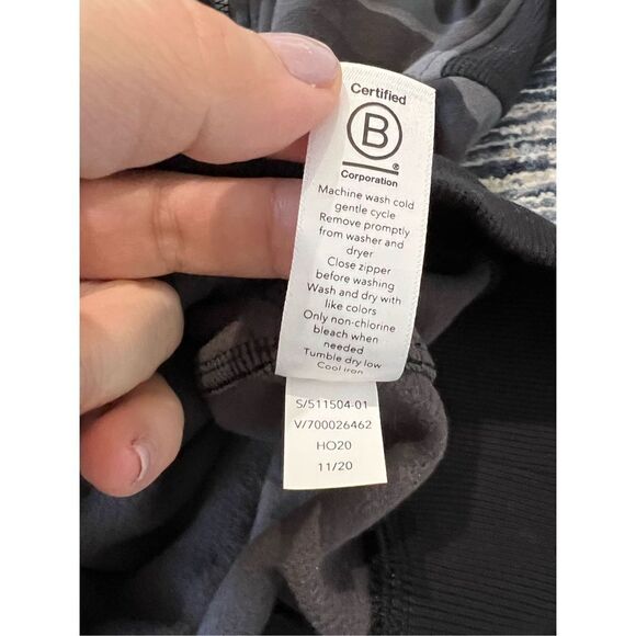 Athleta NWT Triumph Gray Printed Camo Full Zip Hoodie Jacket size XS - Picture 8 of 10